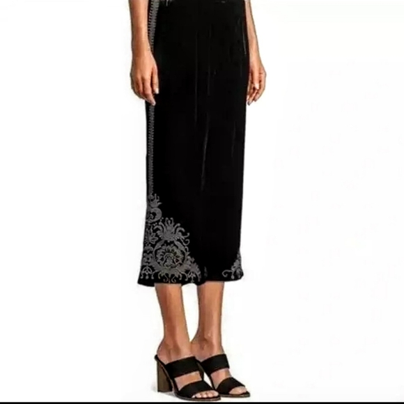 SOLD- Johnny Was JW Los Angeles Black Velvet Embroidered CAPRI- Size MEDIUM - Picture 7 of 8